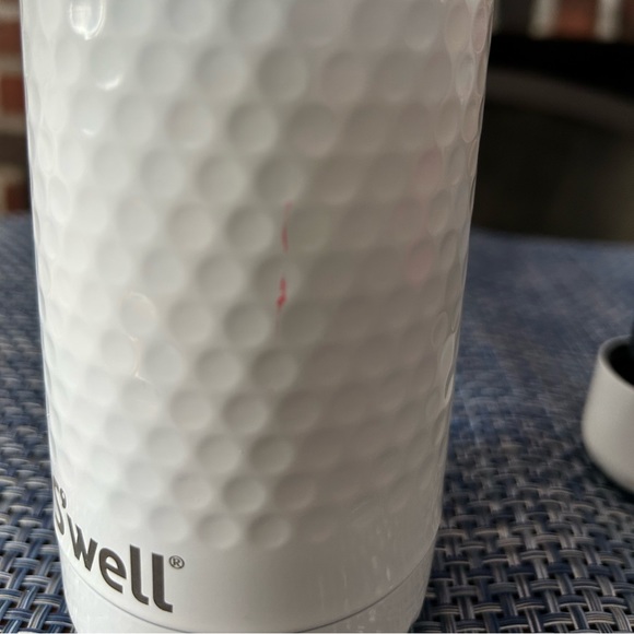 College of the Holy Cross 17oz/500ml S’Well Bottle with bumper and travel handle - Picture 6 of 9